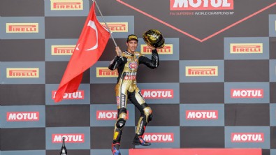 Milli motosikletçi Toprak Razgatlıoğlu Dünya Şampiyonu