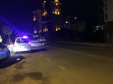 Trabzon'da Uygulama Noktasinda Durmayan Otomobil Sürücüsü Trafik Polisine Çarpti
