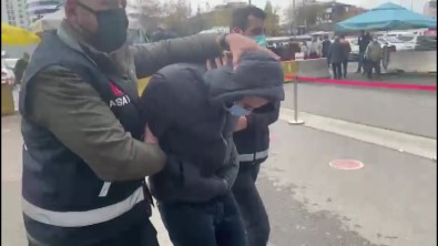 Kadiköy Metrosundaki Biçakli Saldirgan Adliyeye Getirildi