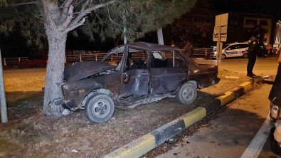 Kamyonet Ile Çarpistiktan Sonra Agaca Çarpan Otomobil Sürücüsü Agir Yaralandi