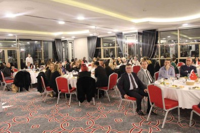 Ögretmenler Yemekte Bulustu