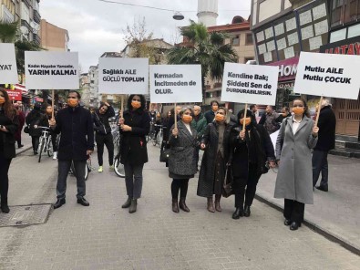 'Uluslararasi Kadina Yönelik Siddetle Mücadele Günü' Nde Yürüyüs Yapildi