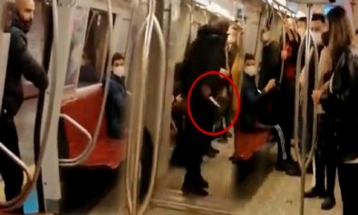 Yolcular dondu kaldı! Kadıköy metrosunda dehşet anları