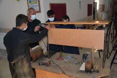 Çevre Illerin Sira Ve Masa Ihtiyaci Bitlis'teki Fabrika Okuldan Karsilaniyor