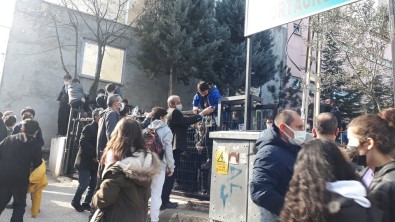 Okul Girisindeki Otomatik Kapi Panige Sebep Oldu