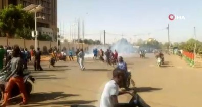 Burkina Faso'da Halk Artan Terör Saldirilari Nedeniyle Hükümeti Protesto Etti