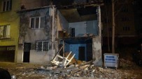 Bursa'da Lodos Hayati Felç Etti Açiklamasi Binanin Duvari Yikildi, Agaçlar Yollari Kapatti