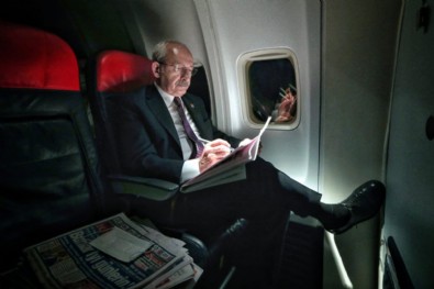 Kemal Kılıçdaroğlu'nun uçak pozunda dikkat çeken ayrıntı