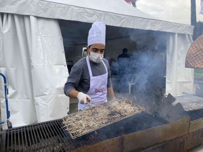 Ümraniye'de Hamsi Festivalinde 2.5 Ton Hamsi Dagitildi