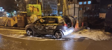 Beyoglu'nda Park Halindeki Otomobil Yanarak Kül Oldu