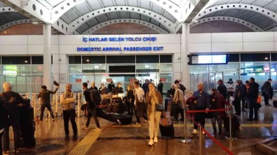 Istanbul'dan Gelen Uçak Antalya'ya 6 Saatte Inebildi