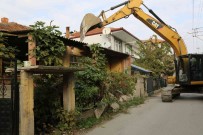 Serdivan'da Metruk Bina Kontrollü Sekilde Yikildi Haberi