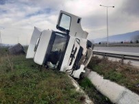 TEM Otoyolu'nda Lastigi Patlayan Tir Devrildi Açiklamasi 2 Yarali
