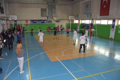 Yüksekova Polisinden Voleybol Ve Satranç Turnuvasi