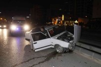 Adana'da Kontrolden Çikan Otomobil Refüje Çikti Açiklamasi 1 Yarali