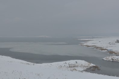 Kars'ta Çildir Gölü Donmaya Basladi