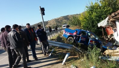Jandarma Araciyla Çarpisan Otomobil Sürücüsü Yasam Mücadelesini Kaybetti
