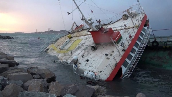 Lodos nedeniyle karaya oturmuştu: Akıbeti gün ağarınca ortaya çıktı