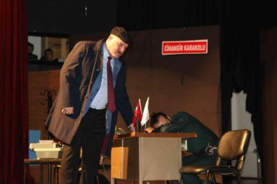 Türkiye'de Bir Ilk, Siirt Emniyet Müdürü Yilmaz, Tiyatro Sahnesinde Rol Aldi