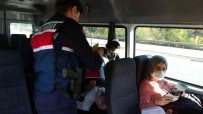 Jandarma Minibüse Yolcu Gibi Bindi, Kurallara Uymayan Sürücüleri Denetledi