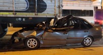 Otomobil Kirmizi Isikta Bekleyen Tira Arkadan Çarpti, 2 Kisi Yaralandi