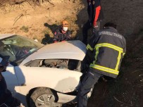 Yoldan Çikan Otomobil Toprak Yigina Çarpti Açiklamasi 1 Yarali