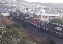 Meksika'da Iki Tren Kafa Kafaya Çarpisti Açiklamasi 6 Yarali