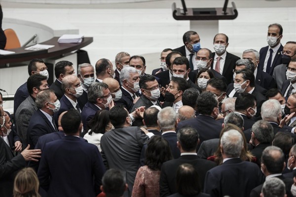 Meclis'te vekiller arasında Tahir Elçi cinayeti kavgası