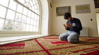 ABD'de Müslüman öğrencilere ait ibadet odasına giren vandallar dini kitapları yaktı