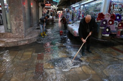 İzmir'de bazı iş yerlerini su bastı