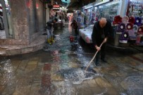 İzmir'de bazı iş yerlerini su bastı