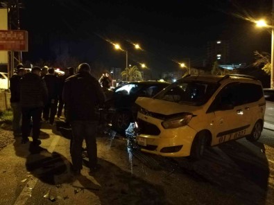 Adana'da Otomobil Ile Ticari Taksi Çarpisti Açiklamasi 5 Yarali