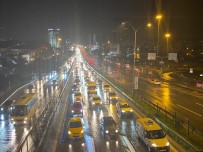 Istanbul'da Yagmur Trafigi Vurdu, Yogunluk Yüzde 60'I Gördü