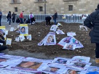 Meksika'da Baskanlik Sarayi'nin Önüne Temsili Mezar Kuruldu