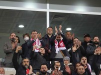 Sivasspor'u Yönetim Ayakta Alkisladi