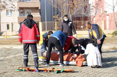 17 Yasindaki Genç Okul Binasinin 5. Katindan Atlayarak Intihara Tesebbüs Etti