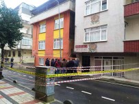 Bagcilar'da Kaldirim Çöktü, Iki Bina Bosaltildi