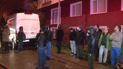 Çekmeköy'de 4 Katli Apartmanin Çatisi Alev Alev Yandi, Mahalleli Sokaga Döküldü