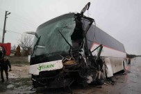 Eskisehir'de Traktör Ve Servis Araci Çarpisti, 1 Yarali