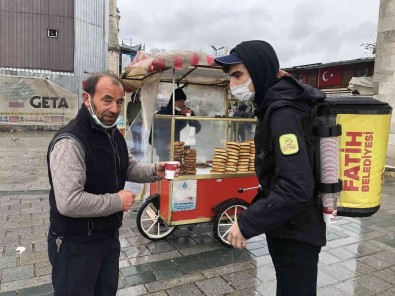 Fatih'te Uluslararasi Çay Günü'nde 2 Bin 500 Kis Çayi Dagitildi