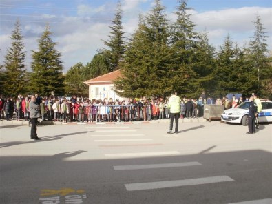 Ilkokul Çocuklarina Uygulamali Trafik Egitim Verildi