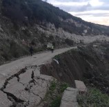 Karaburun'da Facianin Esiginden Dönüldü Açiklamasi Çöken Yol Trafige Kapatildi