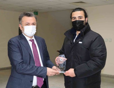 TEKNOFEST Ödüllü Takimdan Rektör Prof. Dr. Kemal Senocak'a Plaket