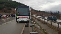 Yolcu Otobüsü Bariyerlere Çarpti, Faciadan Dönüldü