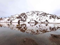 Daglarin Zirvesindeki 'Karagöl'