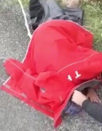 Kocası tarafından öldüresiye dövülen kadın bitap düştü, yola yığılıp kaldı