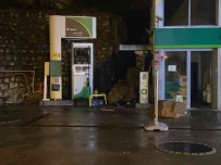 Kaya Parçalari Akaryakit Istasyonunun Önüne Düstü