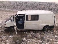 Minibüs Kayganlasan Yolda Takla Atti, 1'I Agir 3 Kisi Yaralandi