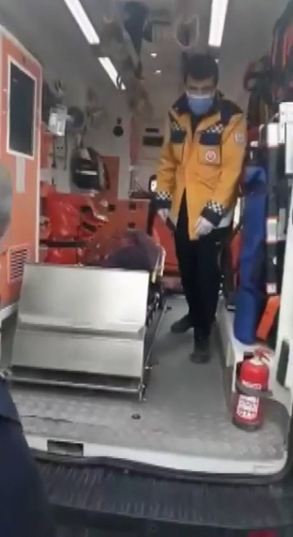 Kocası tarafından öldüresiye dövülen kadın bitap düştü, yola yığılıp kaldı