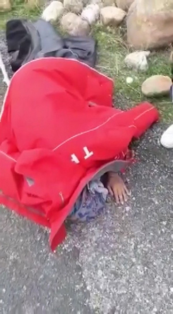 Kocası tarafından öldüresiye dövülen kadın bitap düştü, yola yığılıp kaldı